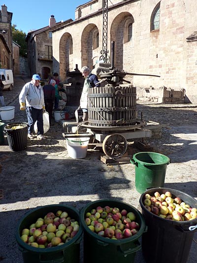 Préparatif de la foire : le jus de pommes