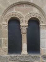 Fenêtre géminée du prieuré de Castelnau-Pégayrols