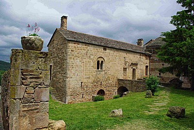 Le prieuré de Castelnau-Pégayrols et sa cour
