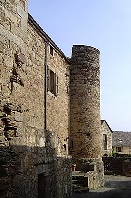 les remparts et la tour 400