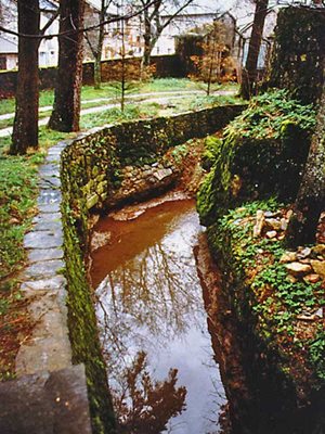 Aqueduc en eau dans le parc du château