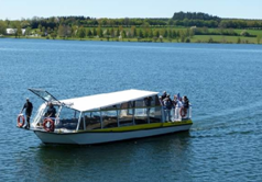 bateau papillon jaune lac de pareloup